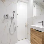 Beachside Apartment *