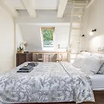 Beachside Apartment *